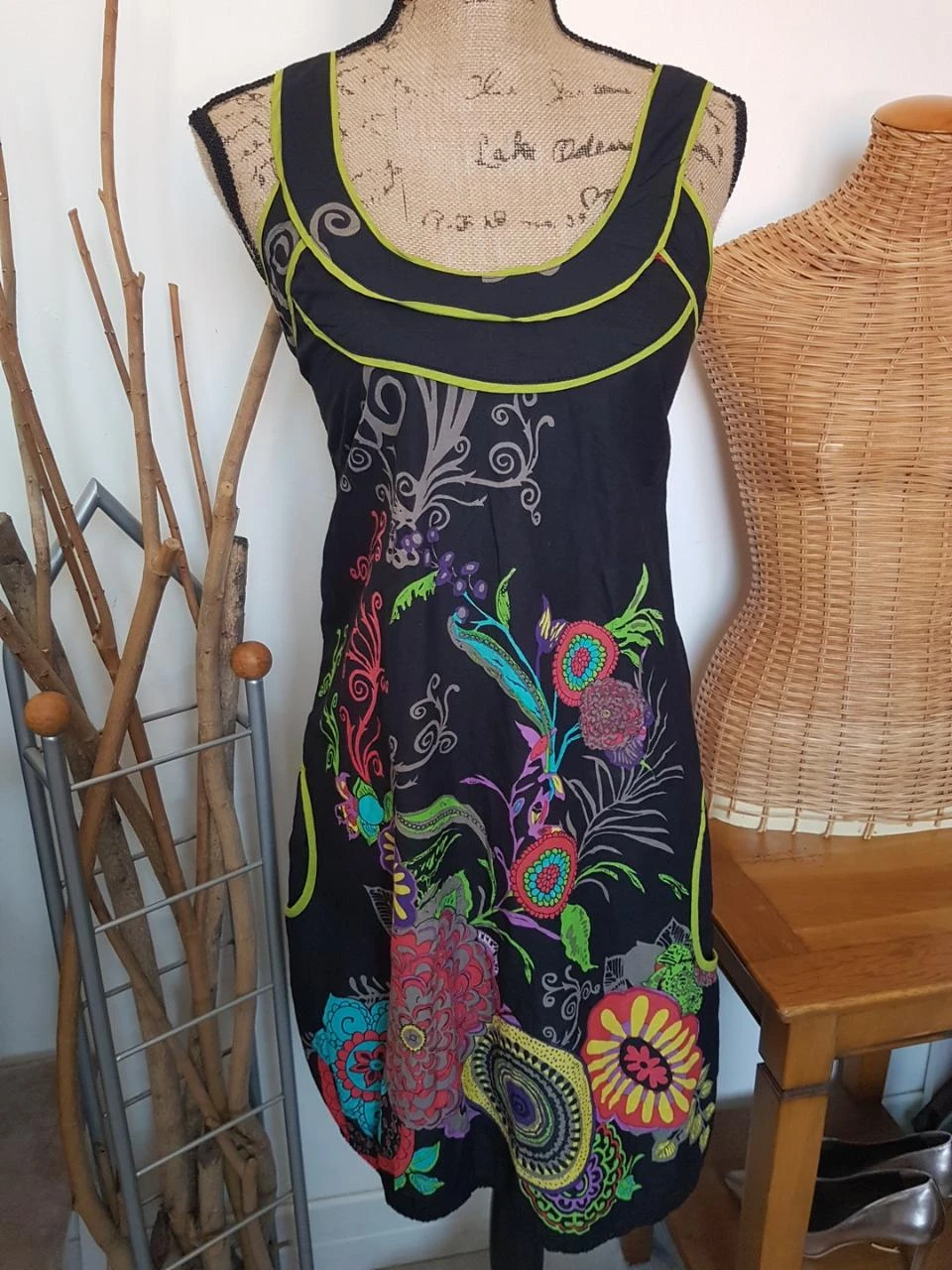 Robe noire et multicolore